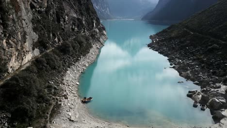 lago turquesa laguna paron, dron aéreo sobre las montañas cordillera blanca peru extensión de agua, región de trekking de los andes peruanos