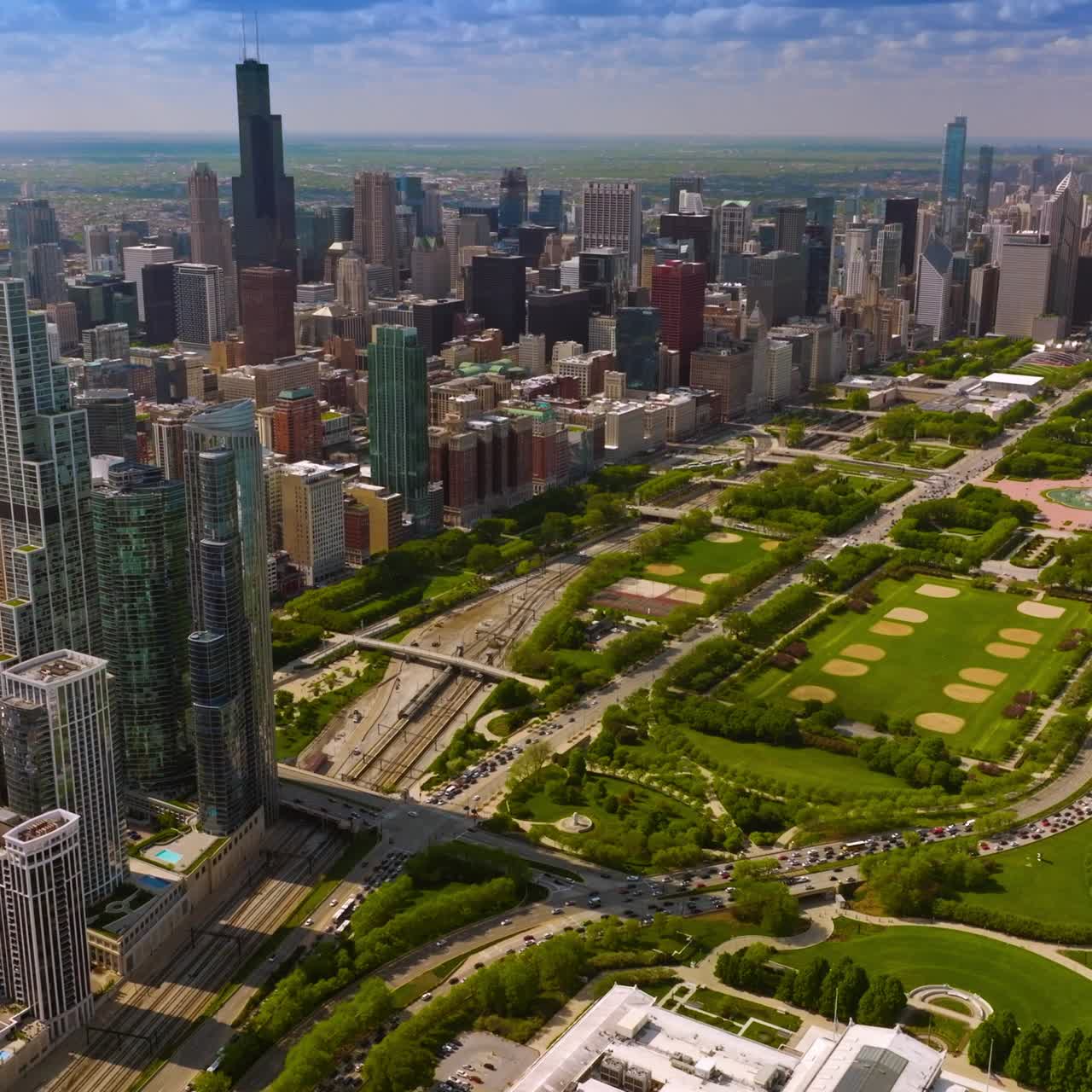 Enorme parque verde rodeado de hermosos rascacielos. Perspectiva aérea del espectacular paisaje de la ciudad de Chicago