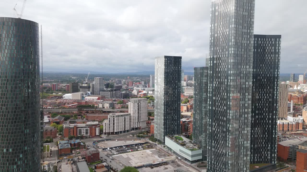 Vista aérea contemporânea das torres do distrito financeiro de Manchester Deansgate sobrevoando o horizonte do centro da cidade