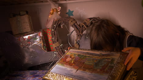 adorable niño mirando en una hermosa caja decorada con sorpresa de cumpleaños o regalos de navidad