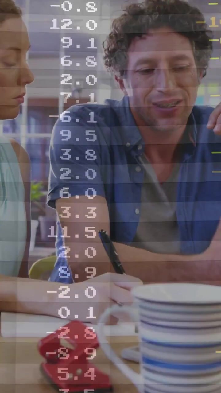 Video verticale: Tutor uomo che indica un foglio mentre appare una sovrapposizione di dati che guida lo studente a scrivere