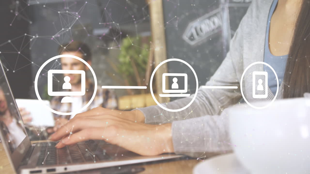 animación de iconos conectados puntos que forman formas sobre mujer de negocios caucásica trabajando en portátil.