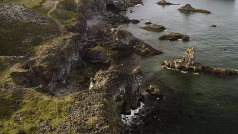 Acantilados-Rocosos-En-La-Costa-De-La-Península-De-Snaefellsnes-En-Islandia,-Antena