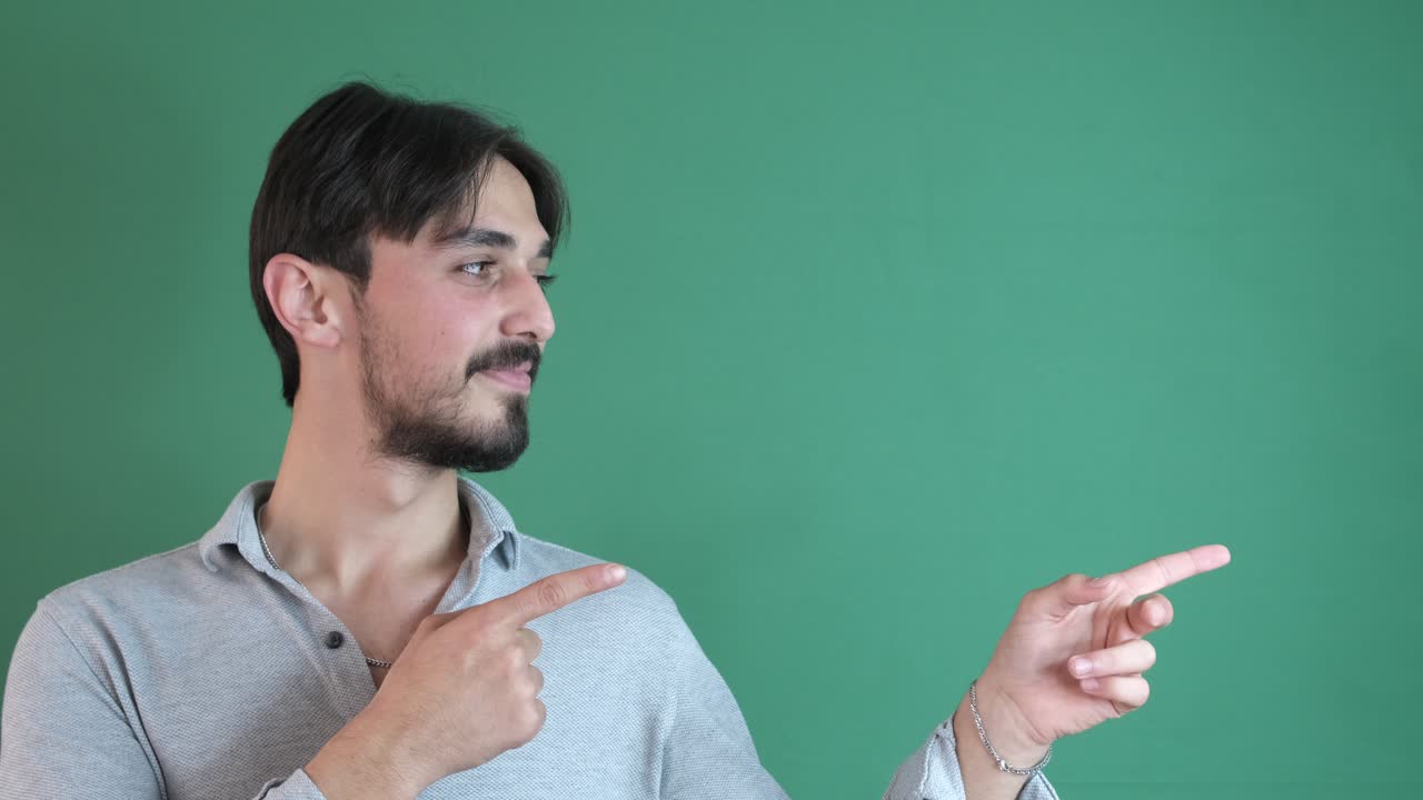 hombre apuntando a la izquierda