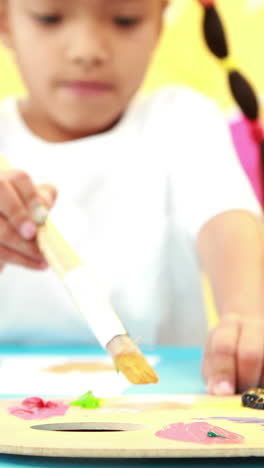 una niña pintando un cuadro