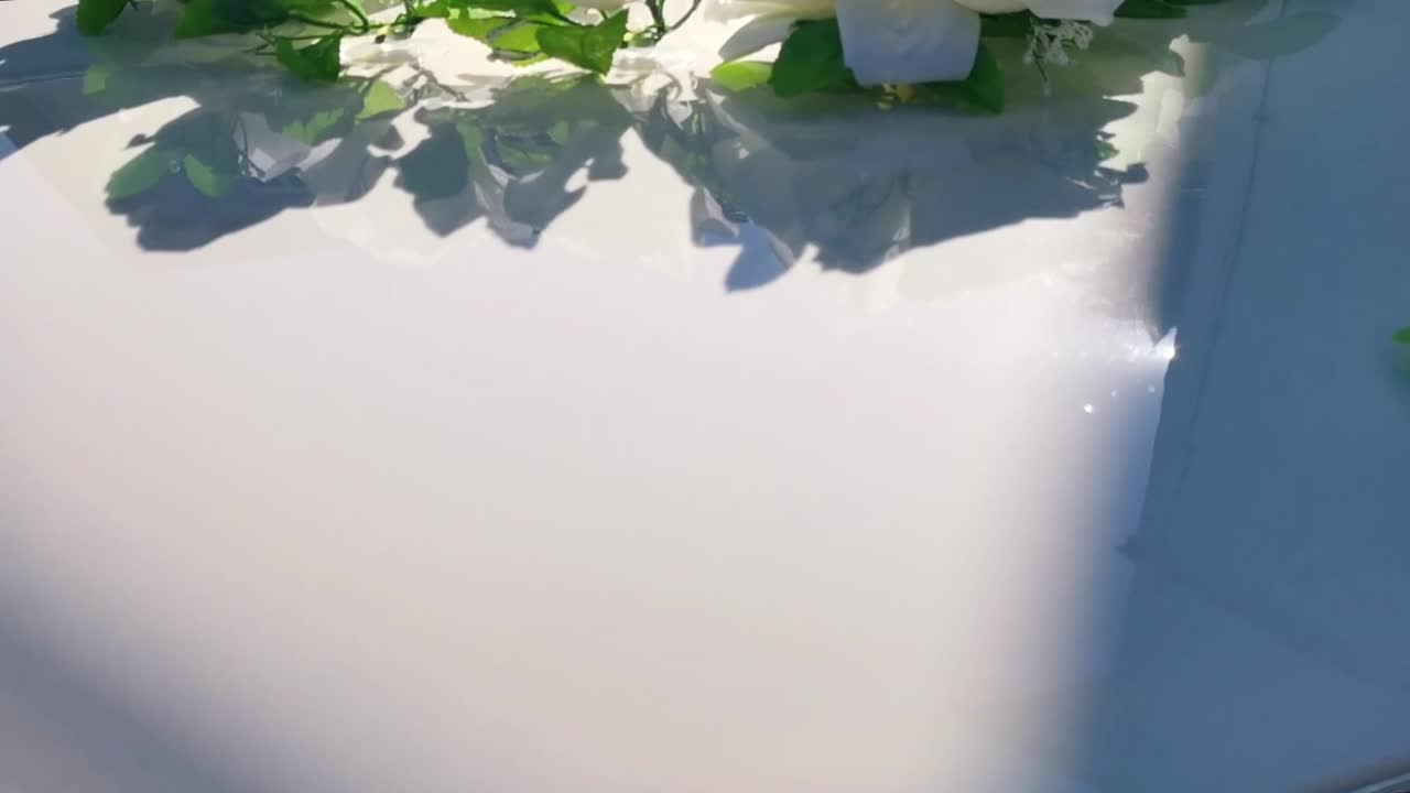 꽃 장식 을 한 웨딩 자동차