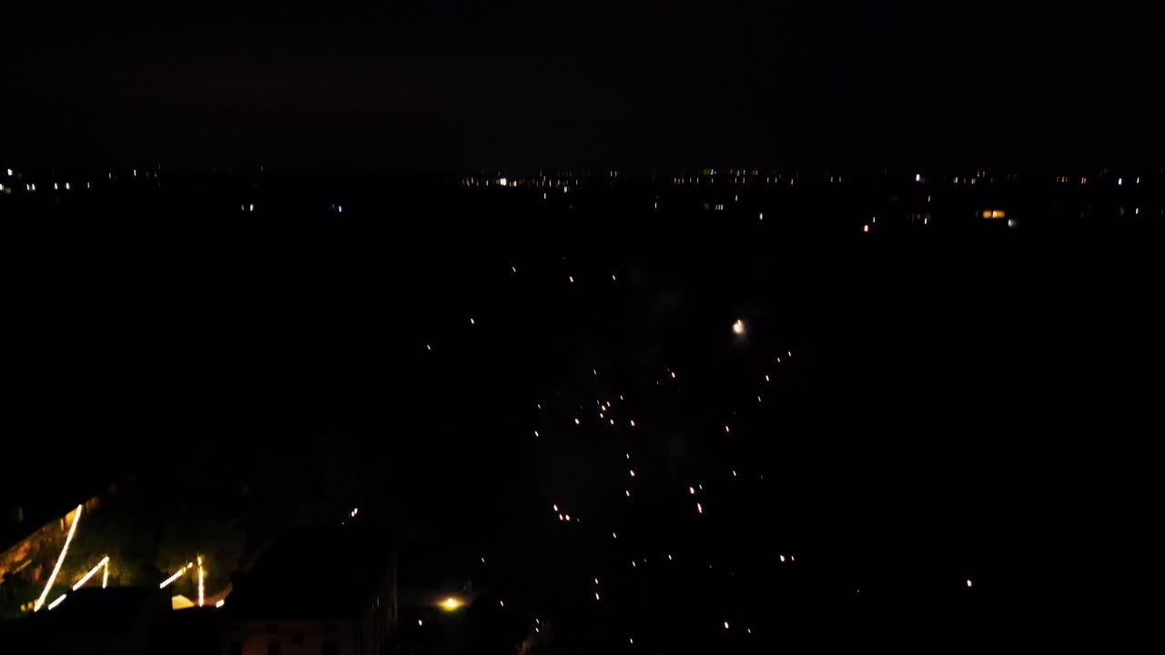 이탈리아 빌라 위의 일부 불꽃놀이의 영화 같은 드론 샷