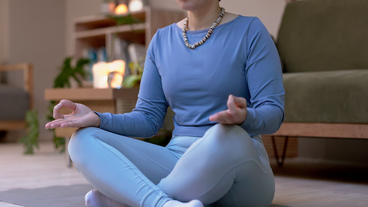 cuerpo, yoga o mujer en meditación con las manos del corazón