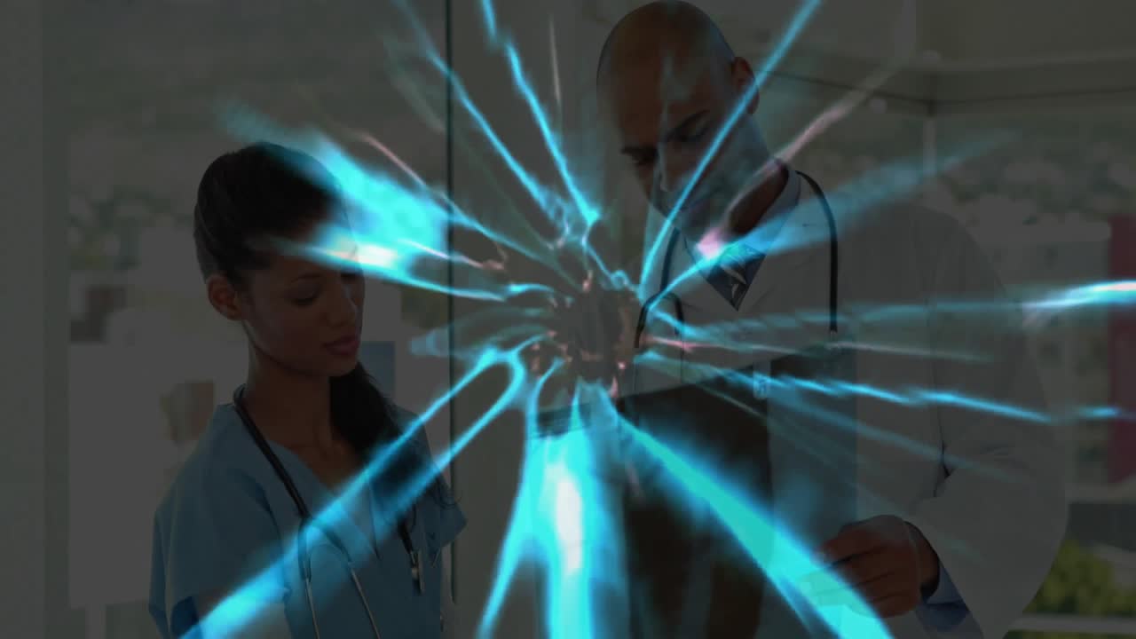Infermiera e medico che tengono una pellicola radiografica mentre una luce digitale blu pulsa evidenziando l'area diagnostica.
