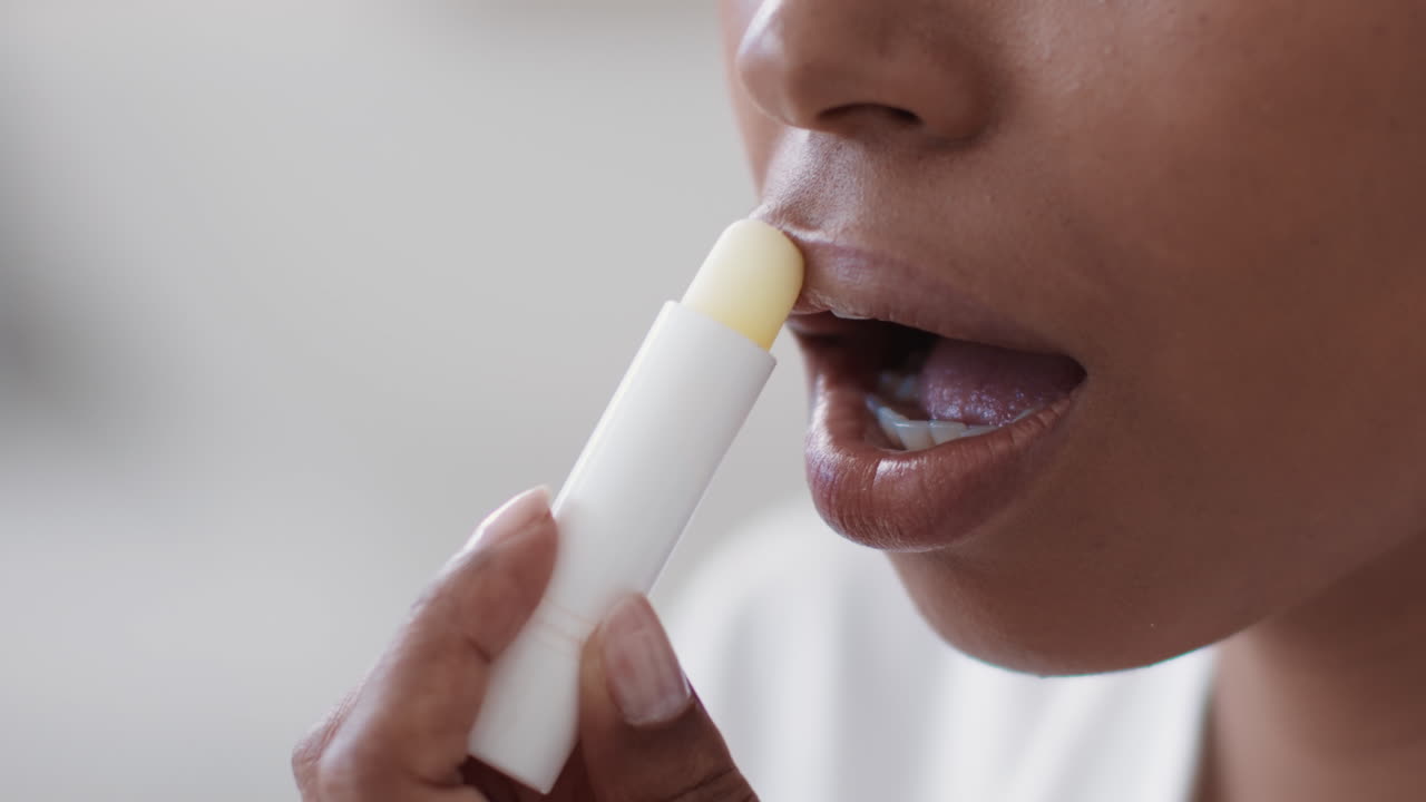 mujer aplicar bálsamo labial