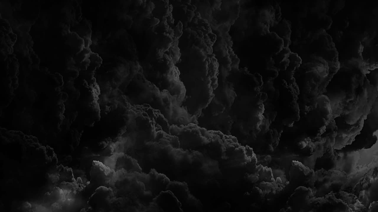 두꺼운 회색 적란운 구름이 뇌우와 함께 하늘에서 움직였습니다.