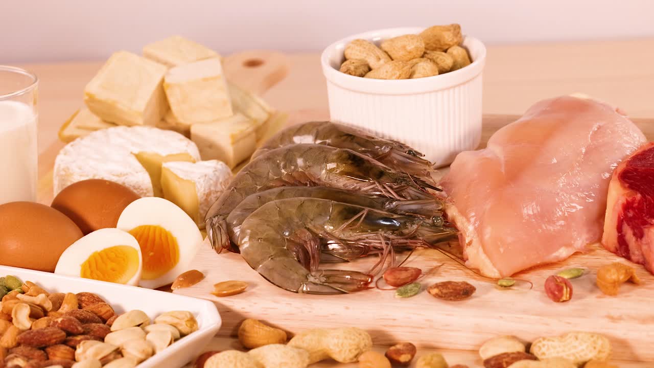 variedad de alimentos ricos en proteínas expuestos juntos