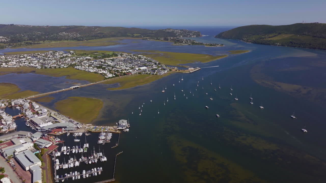 áfrica del sur ruta de jardín veleros marina playa vacaciones ciudad de vacaciones avión no tripulado cinematográfico conducir hacia todavía bahía george jeffreys bahía impresionante hermosa tarde soleado áfrica hacia adelante pan up