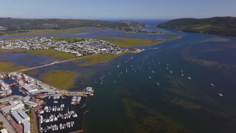 Sudáfrica-Jardín-Ruta-Veleros-Puerto-Deportivo-Playa-Vacaciones-Vacaciones-Pueblo-Aéreo-Dron-Cinematográfico-Conducir-Hacia-Quieto-Bahía-George-Jeffreys-Bay-Maravilloso-Hermoso-Final-De-La-Tarde-Soleado-áfrica-Delantero-Sartén-Arriba