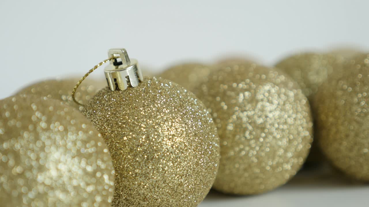 золотые рождественские шарики с медленным наклоном 4k видео