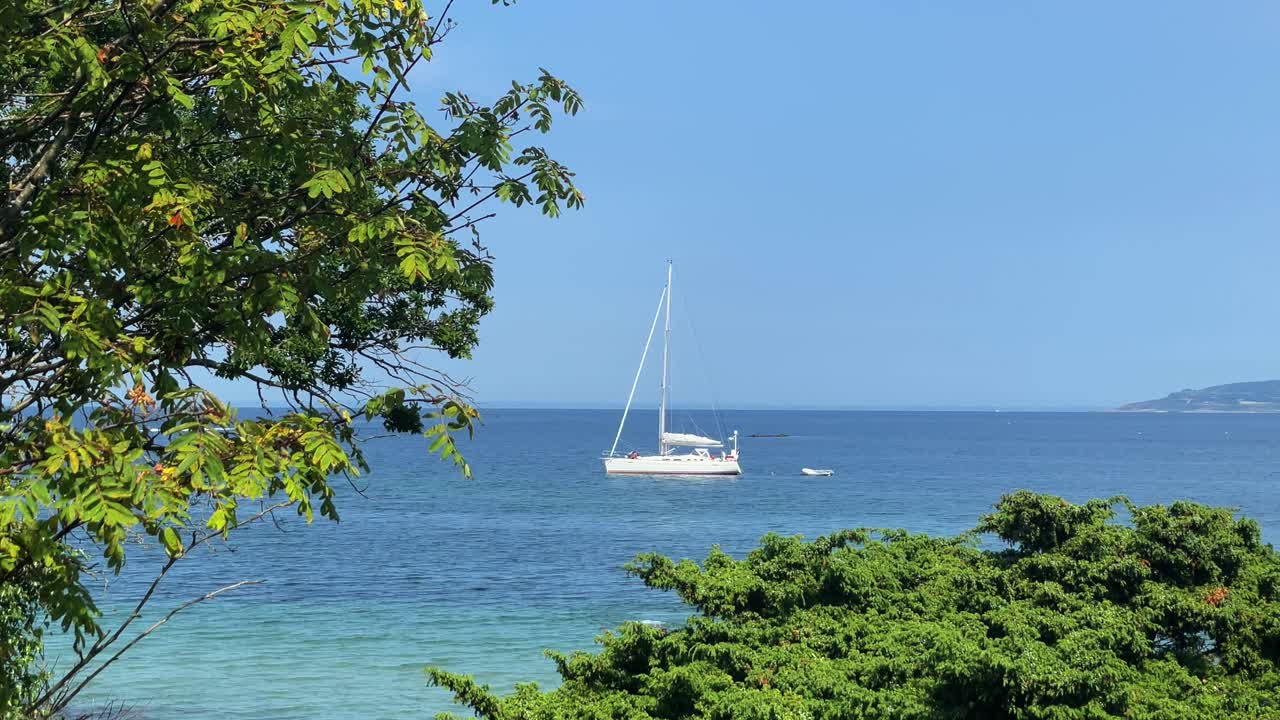 velero estacionado en mar abierto