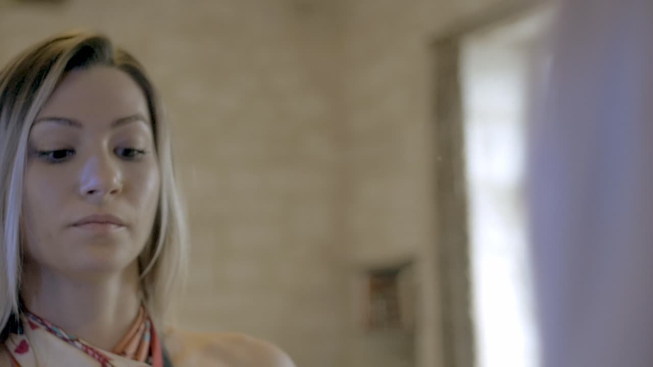 joven atractiva comprobando su apariencia en el espejo, alejándose