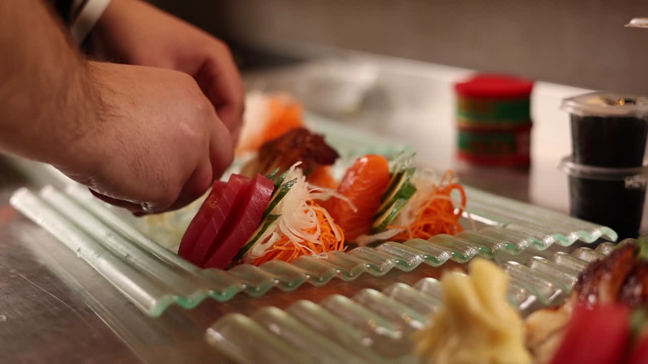 el chef está preparando sushi sashimi.