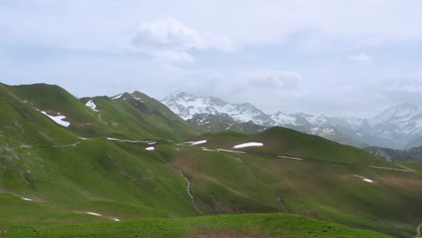 antena: hermoso valle de los alpes, paisaje remoto con fondo de montaña nevada