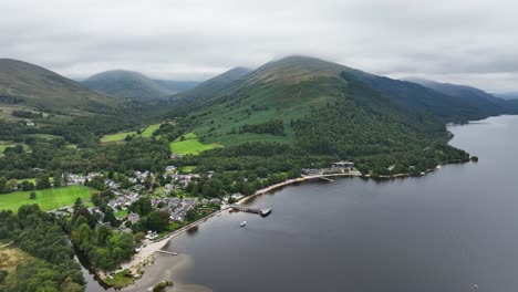 vista aérea da vila de luss nas margens do loch lomond