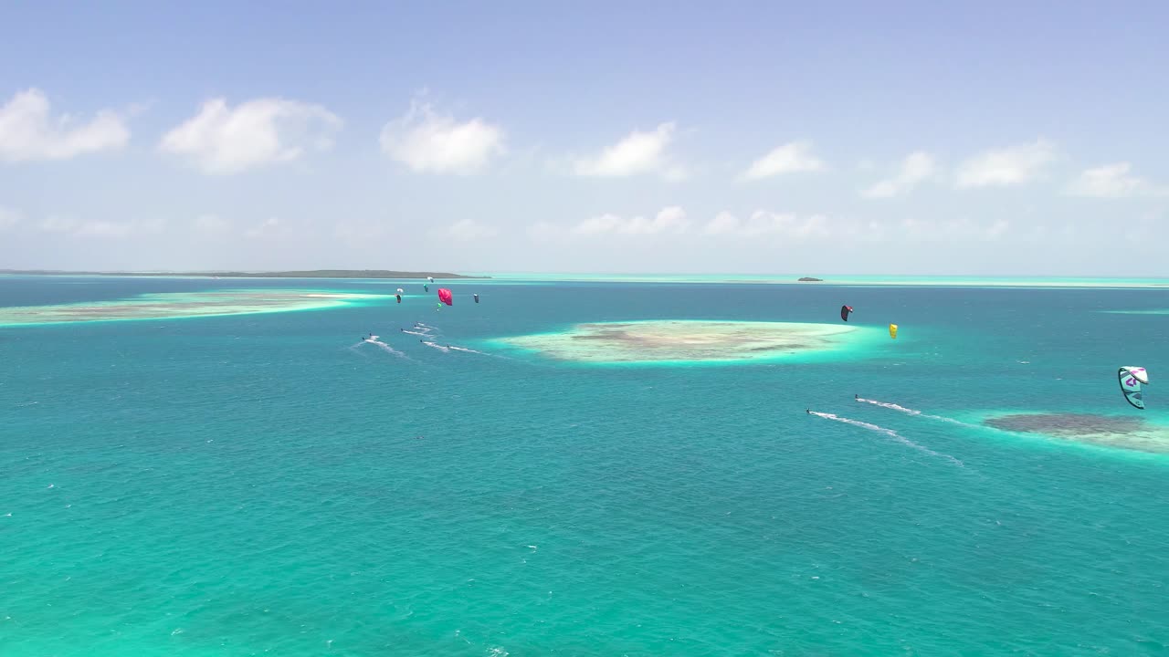 베네수엘라 의 로스 로케스 군도 의 크라스키 섬 에서 카이트 서핑