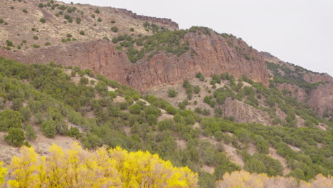 Schwenk-Von-Den-Bergen-Zum-Snake-River-Im-Heise-Gebiet-Im-Osten-Von-Idaho