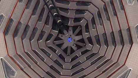 estructura del buque de suicidios trágicos, diseñada por thomas heatherwick, hudson yards, manhattan nueva york