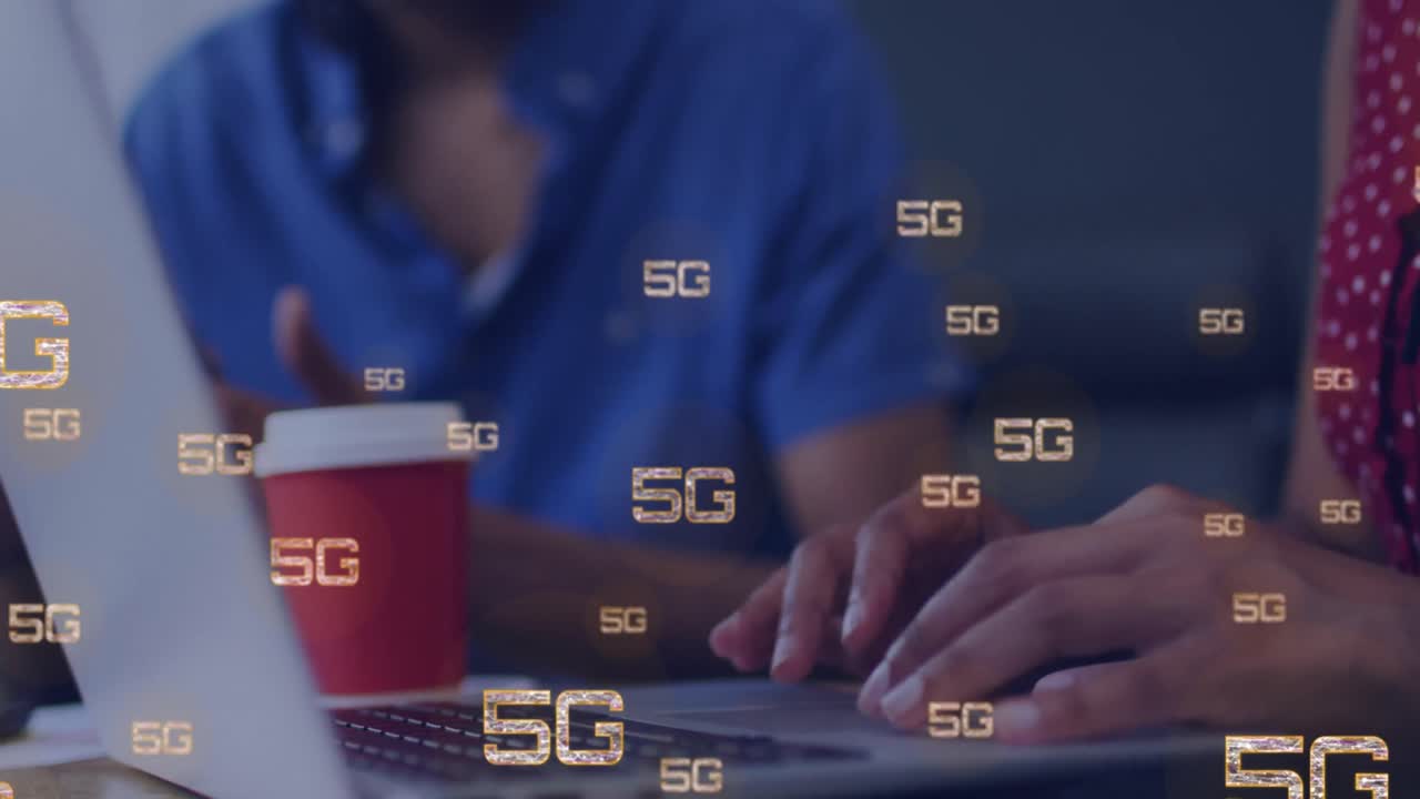 animación de pancartas de texto 5g contra dos hombres y mujeres diversos discutiendo sobre una computadora portátil en la oficina