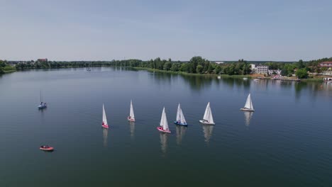 Veleros-Navegan-En-Un-Lago,-Disparo-De-Paralaje-De-Drones-Distantes