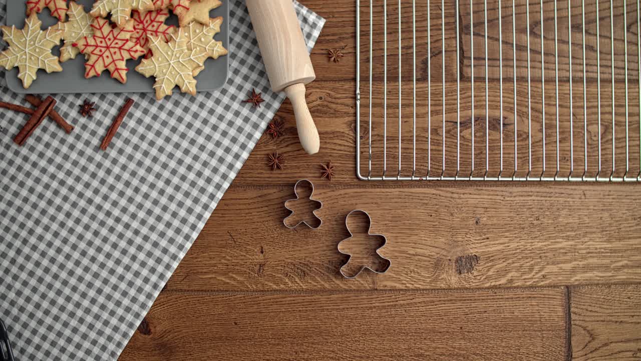 рождественские имбирные печенье на столе на кухне