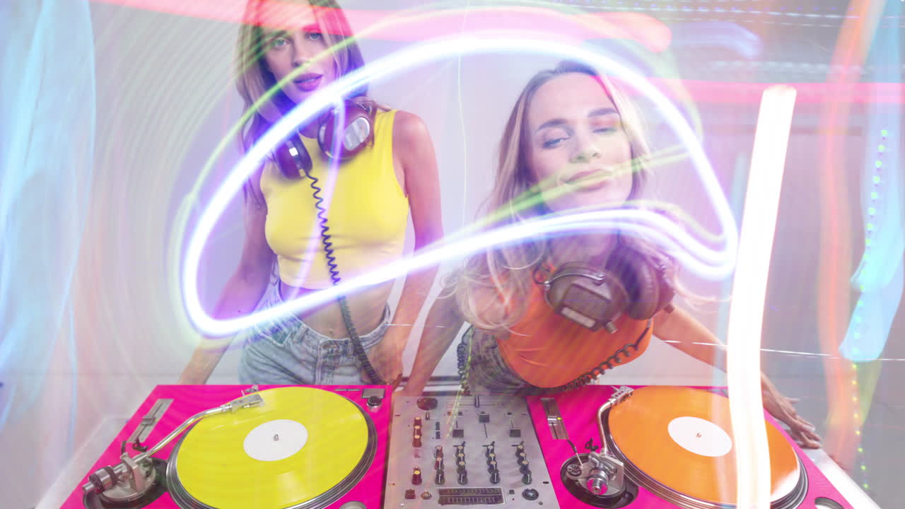 dos djs en una fiesta