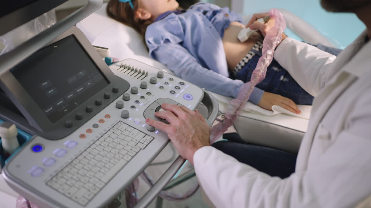 Arzt führt Ultraschall bei einem jungen Patienten durch