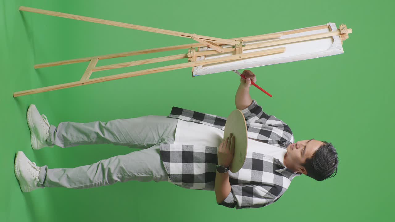 캔버스에 그림을 그리는 사람