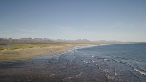 Imágenes-Aéreas-De-Una-Rara-Playa-De-Arena-Dorada-Y-Olas-Tranquilas-Durante-El-Verano-Soleado-En-La-Península-De-Snaefellsness,-Islandia