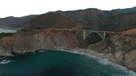 Bixby-Bridge-in-Big-Sur-at-sunrise,-California