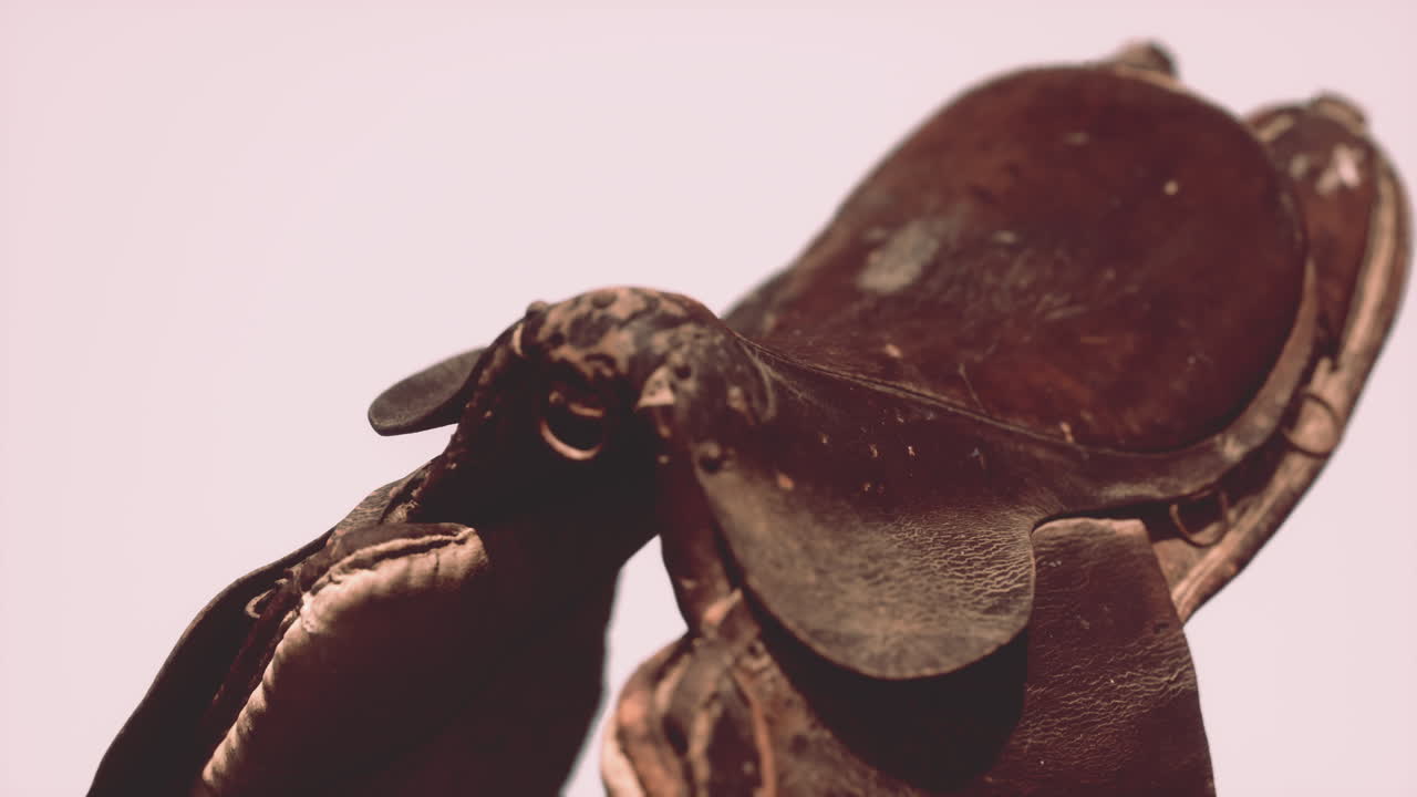 старое старое кожаные седло для лошадей