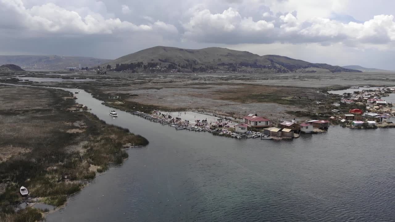 retiro aéreo del partido de fútbol del mediodía a las islas flotantes de los uros, perú