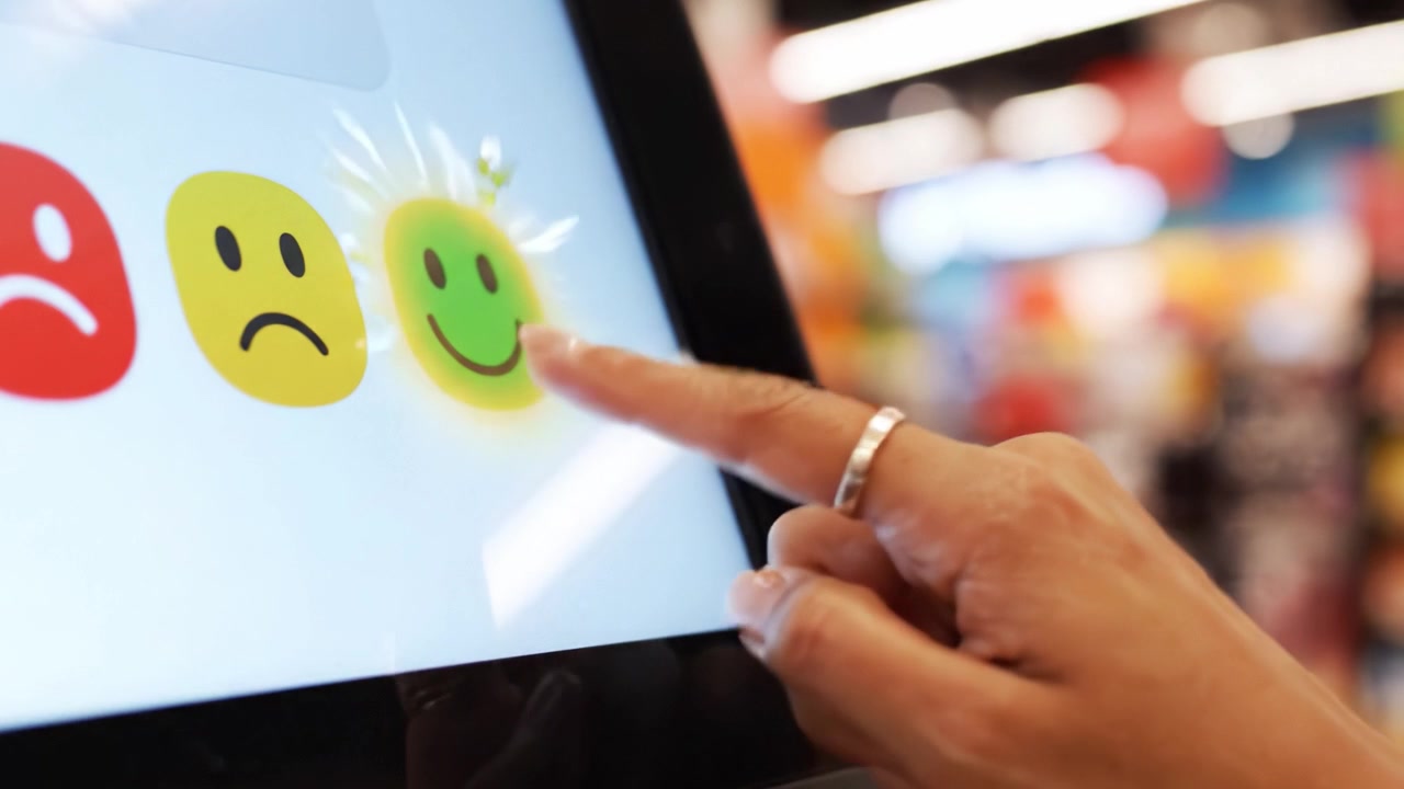 Udforskning af følelsesmæssig feedback: Et nærbillede af en digital grænseflade med smiley-ansigter, der repræsenterer forskellige følelser fra glad til trist i et livligt miljø