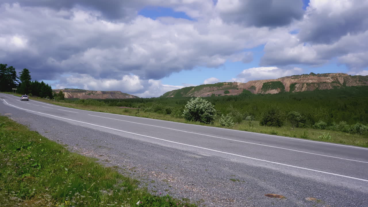 camino de campo a través de un paisaje pintoresco