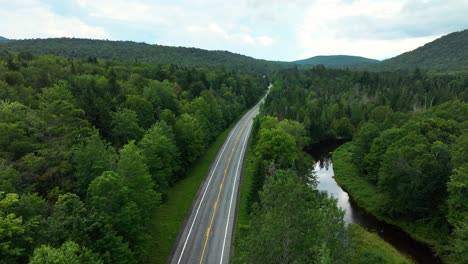 Bosque-En-Los-Adirondacks,-Avance-Sobre-Una-Carretera