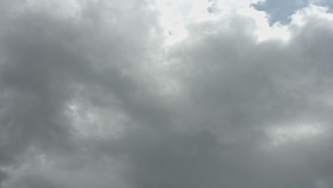 el lapso de tiempo del paisaje nublado, nubes de tormenta oscuras y cielo azul