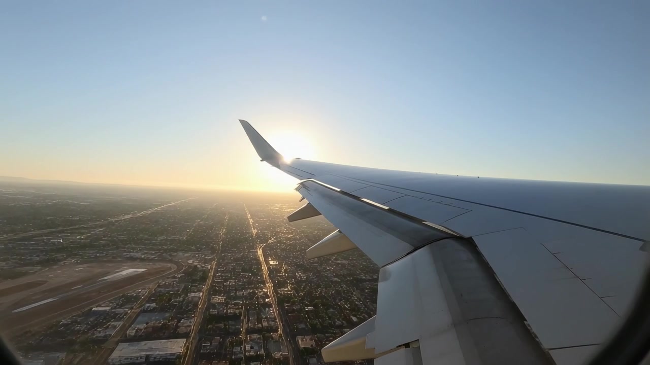 Pasajero grabando el ala del avión mientras el piloto inicia el descenso hacia la pista de aterrizaje, mostrando los flaps.