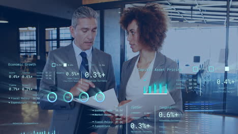 animación del procesamiento de datos sobre diversas personas de negocios en la oficina