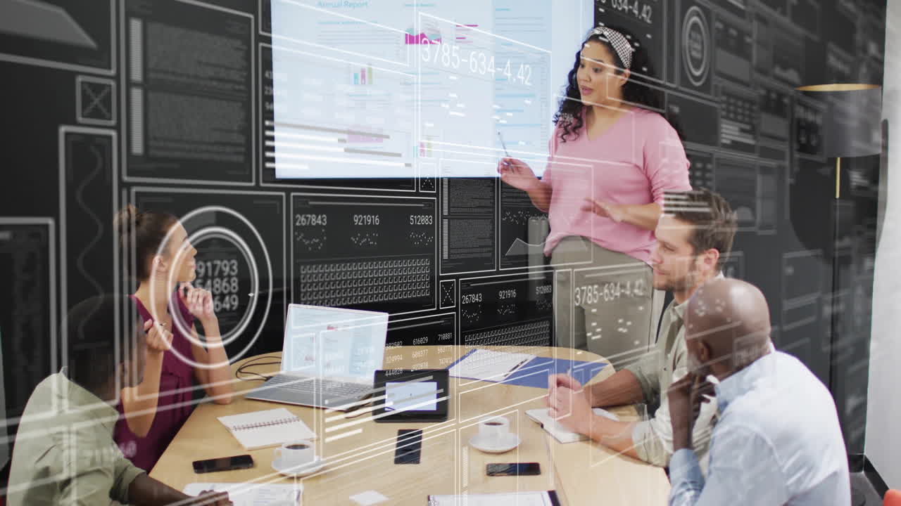 animación del procesamiento de datos financieros sobre diversas personas de negocios en la oficina