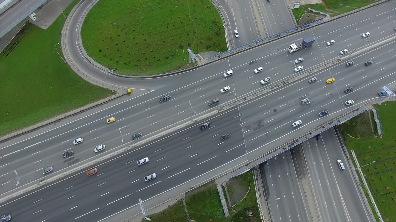 교차로에 있는 교통과 함께 모스크바 시의 공중 전망
