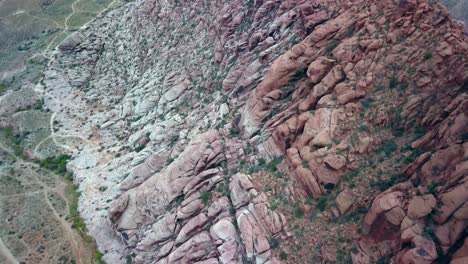 volando sobre formaciones rocosas en red rock canyon nevada justo en las afueras de las vegas
