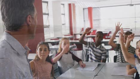 animación de un maestro caucásico con estudiantes multirraciales en el aula a través de una interfaz infográfica