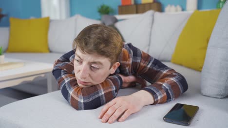 adolescente adicto al teléfono. no puede dejar el teléfono.