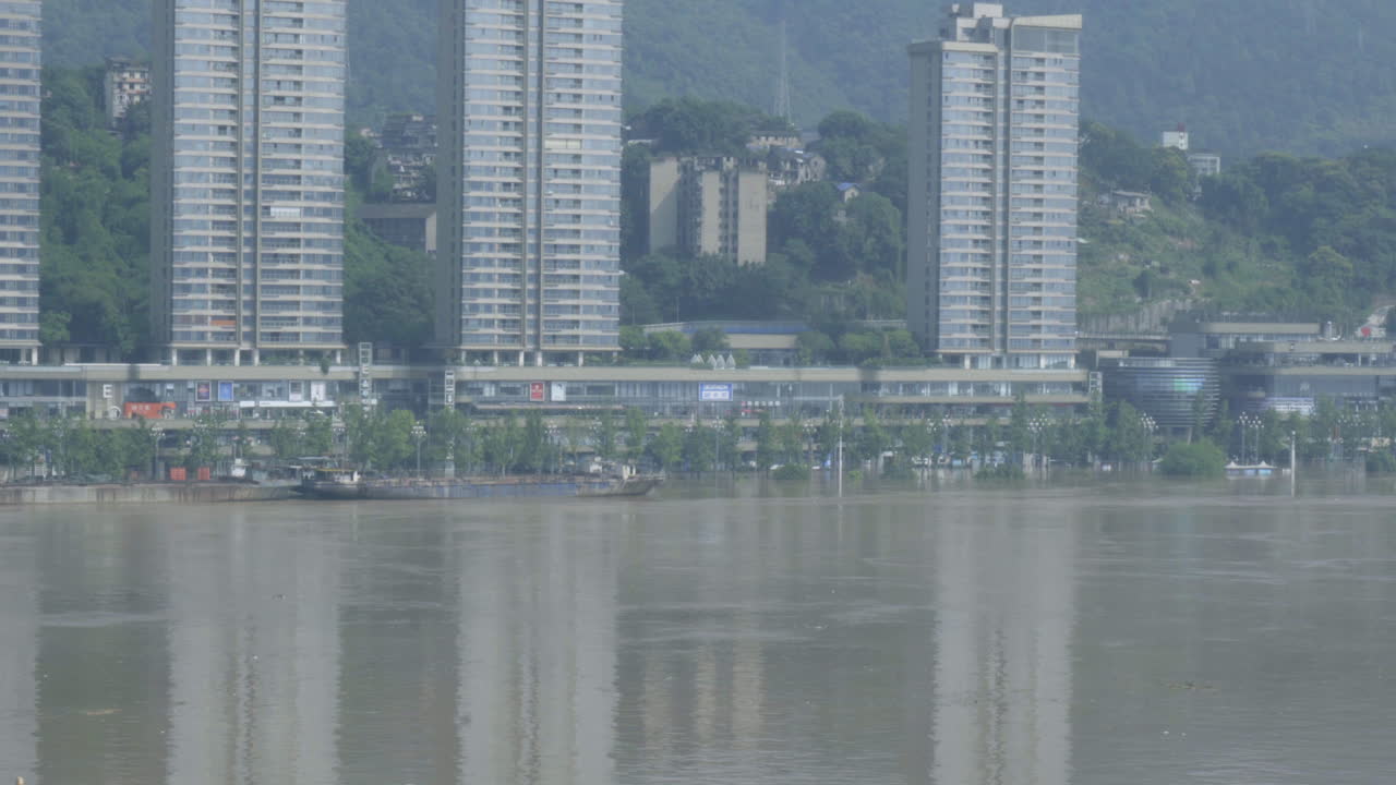 강은 강 건너편에서 솟아오른다