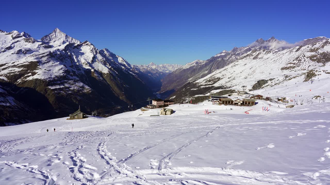 vista de riffelberg, una estación de esquí cerca de zermatt en las montañas cubiertas de nieve de los alpes